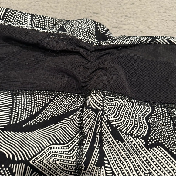 LULULEMON Pace Rival Crop Dottie Tribe Leggings Size 6 Inseam 25" Black White - Picture 9 of 10